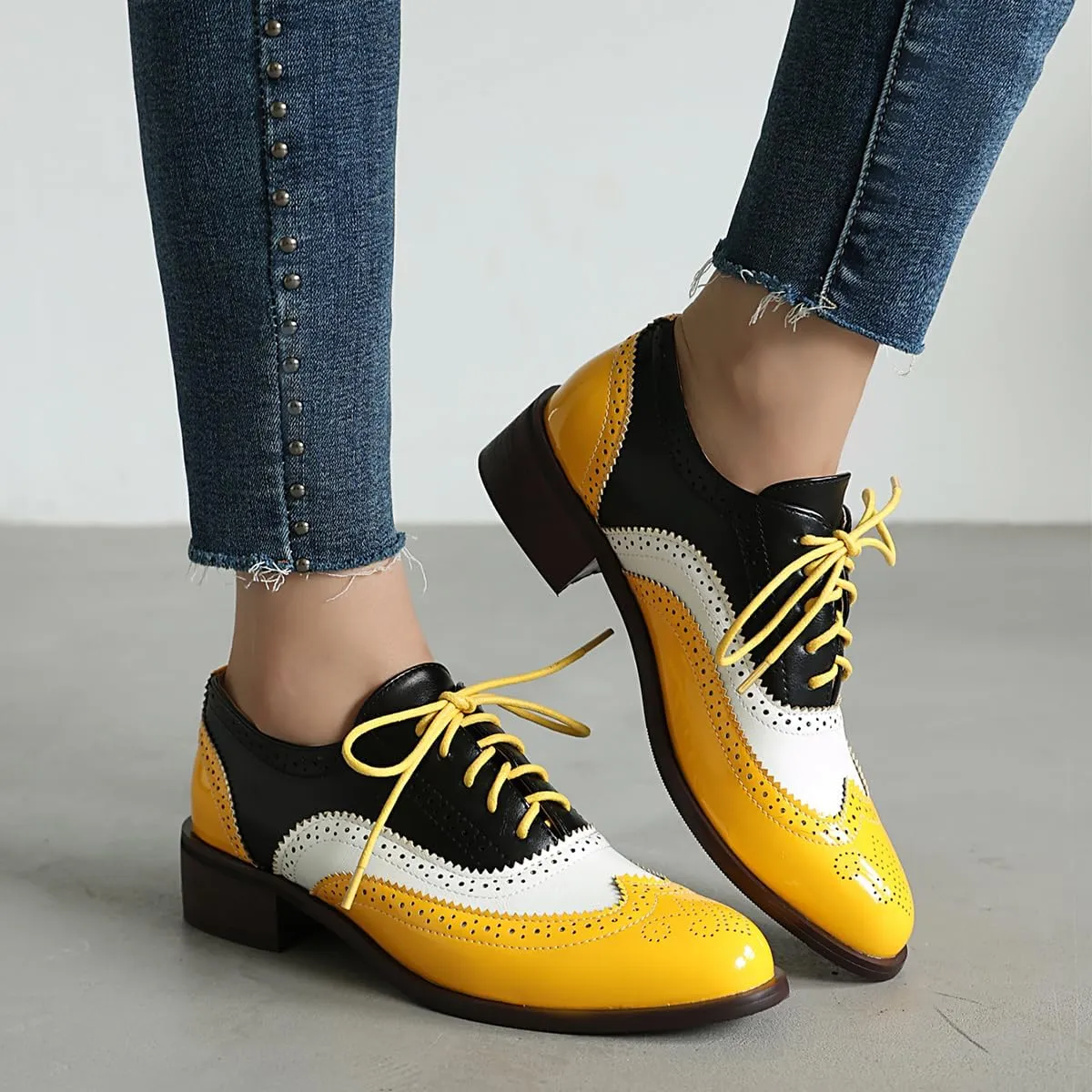 Women's Perforated Classic Lace-up Oxfords Brogue Wingtip Round Toe Derby Saddle Faux Leather Flat Shoes Evening Party Work Jeans Dress Shoes